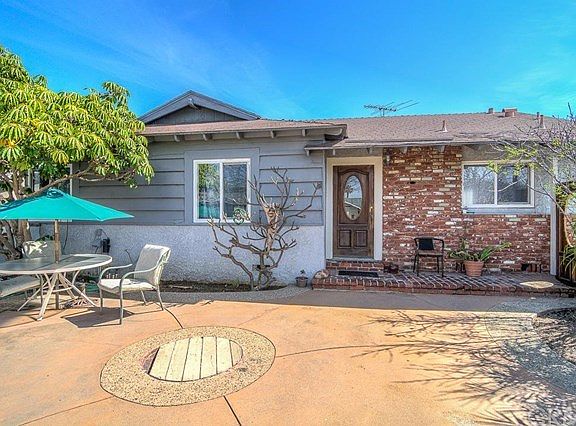 COURTYARD, PERFECT FOR ENTERTAINING.