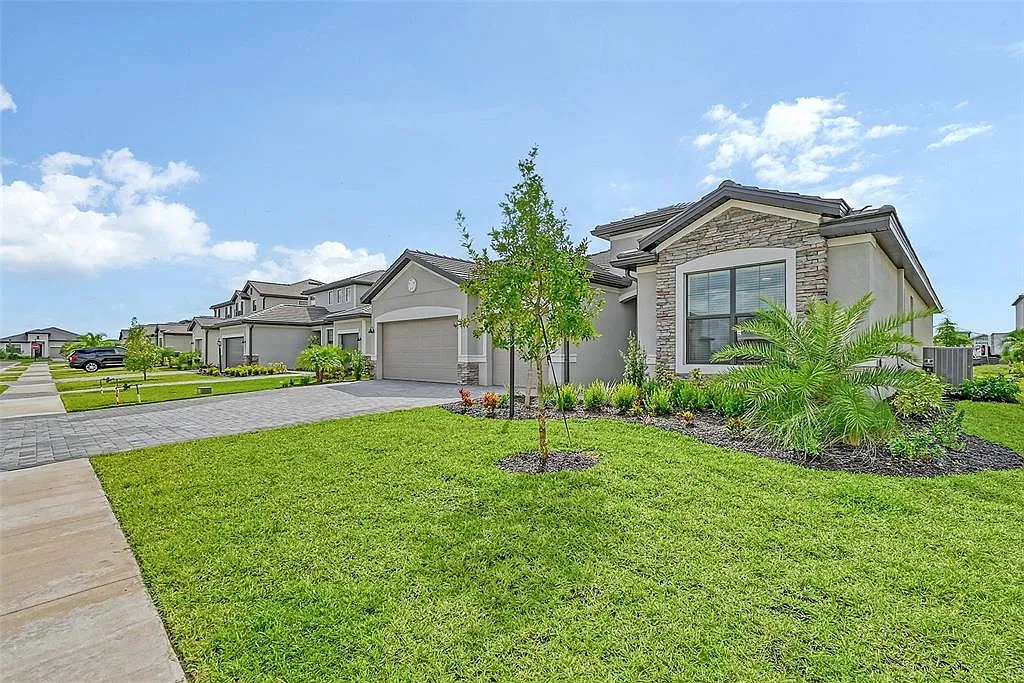 3 bed, 3.0 bath, 2444 sqft, $8,500 — Photo 2