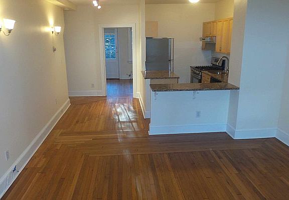4th image of 382 Burns St Floor 1