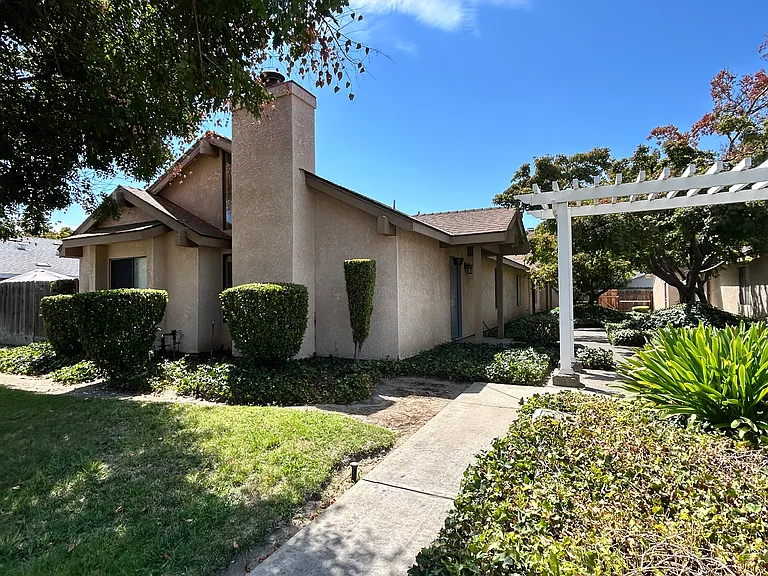 1424 Sylvan Ave — Photo 2