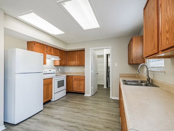 5th image of 5607 N Plymouth Ct