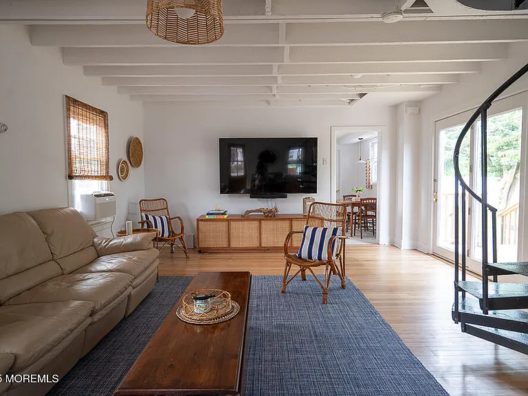 610 Ocean Rd — Photo 4