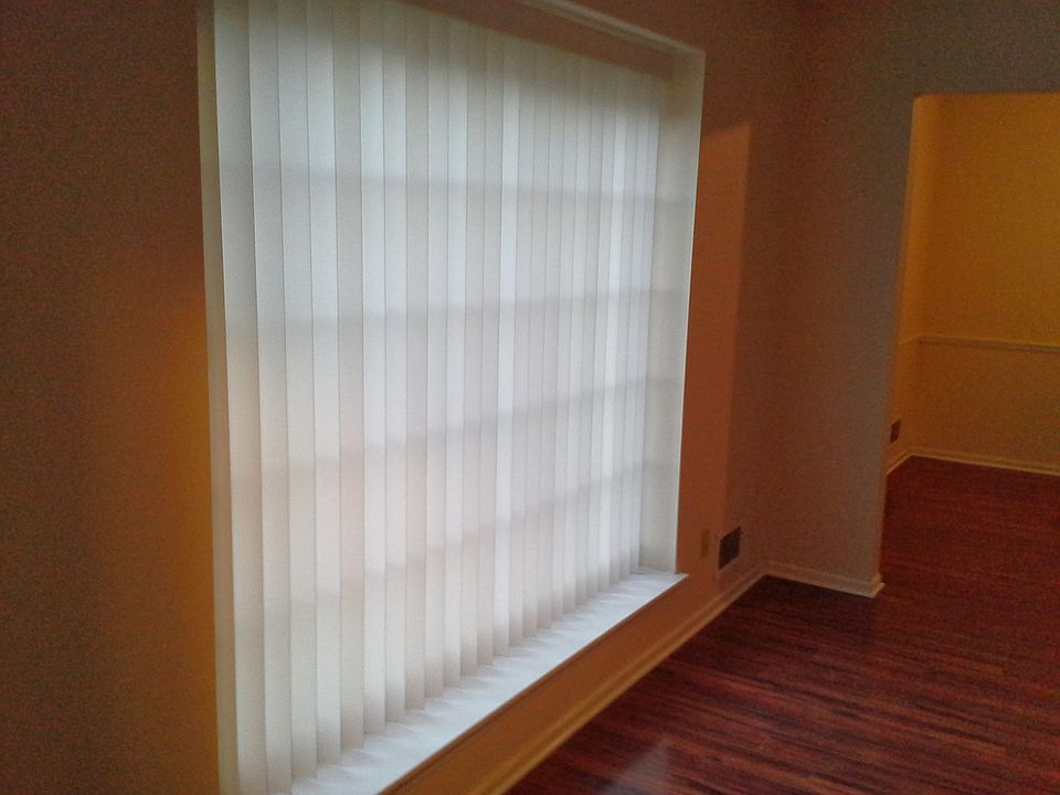front livingroom w big windo