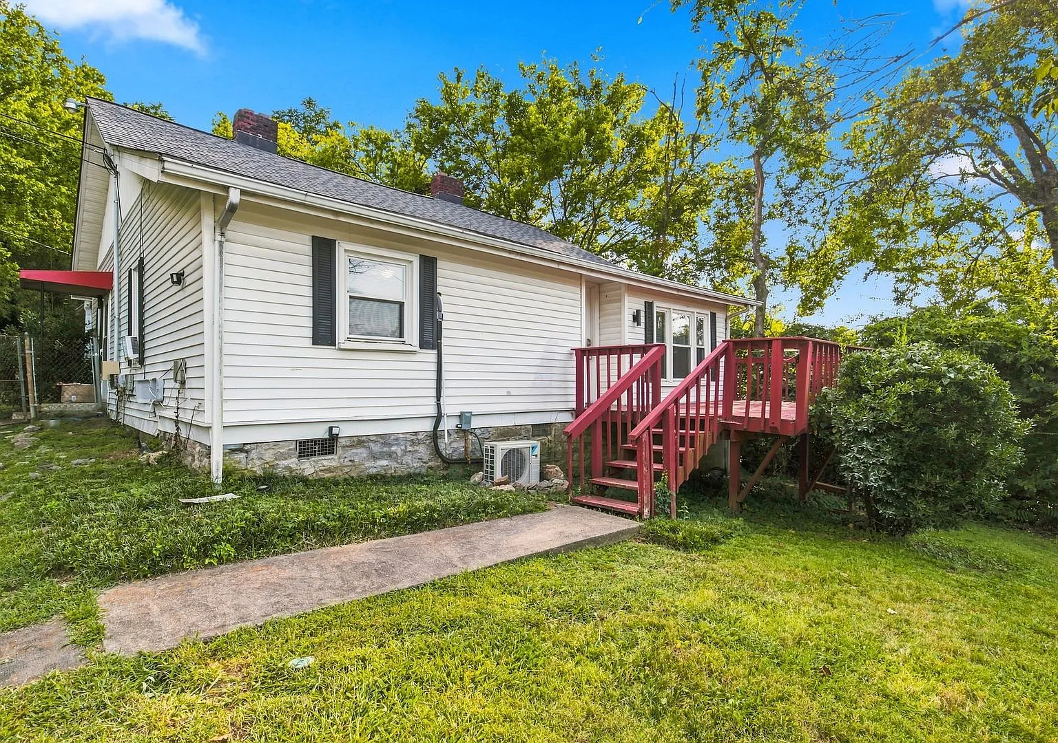 1 Bed/1 Bath Unit In Triplex Located In Desirable Nations Neighborhood! Available Now!! — Photo 2