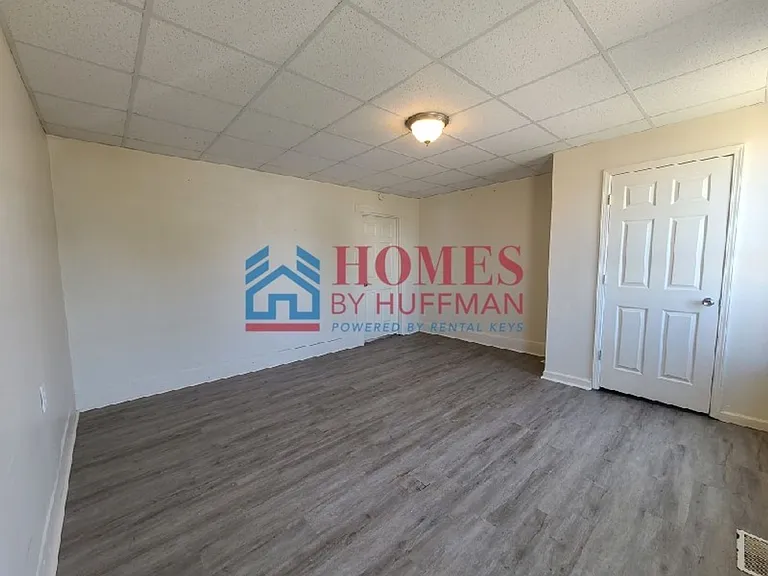 1319 Oakley St — Photo 4
