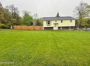 13 Breezedale Dr, Averill Park, NY 12018