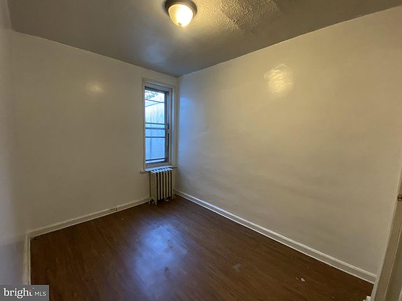 5th image of 913 E Schiller St