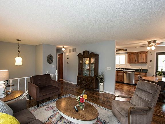 4th image of 3414 Willow Dr NE