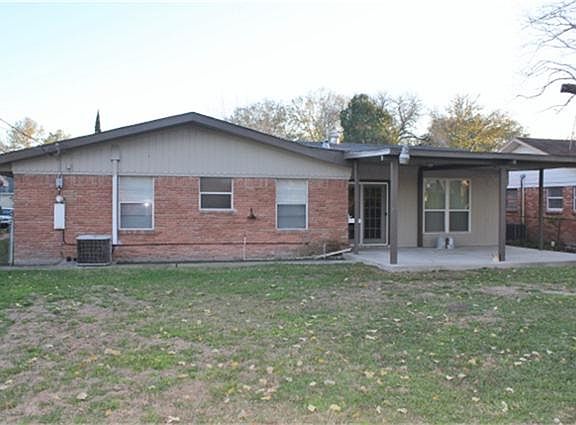 Nice back yard with covered patio. Great area for family get togethers.