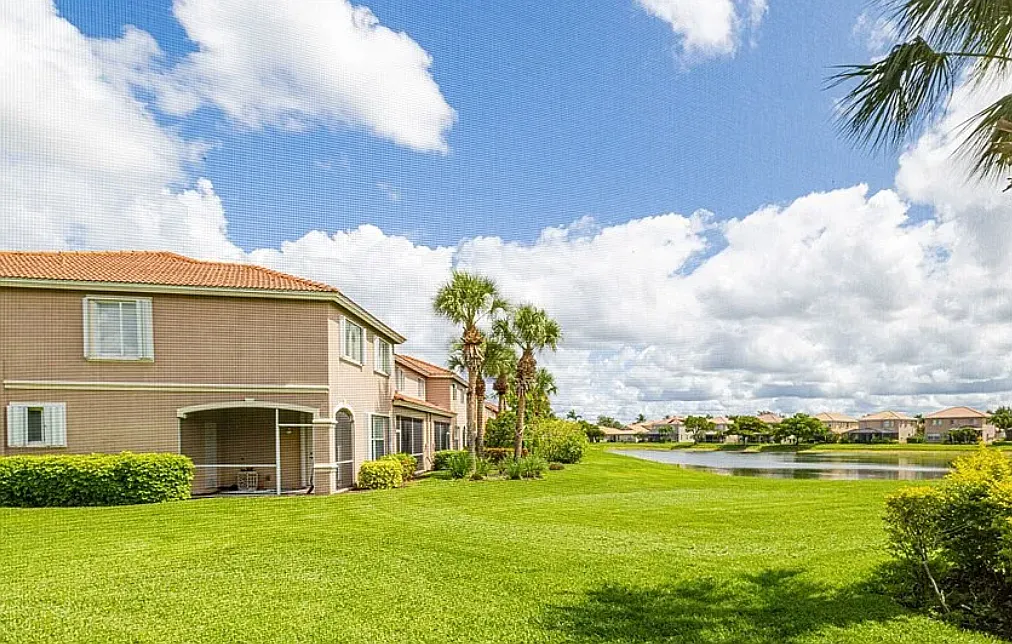 3 bed, 2.5 bath, 1947 sqft, $2,495 — Photo 3