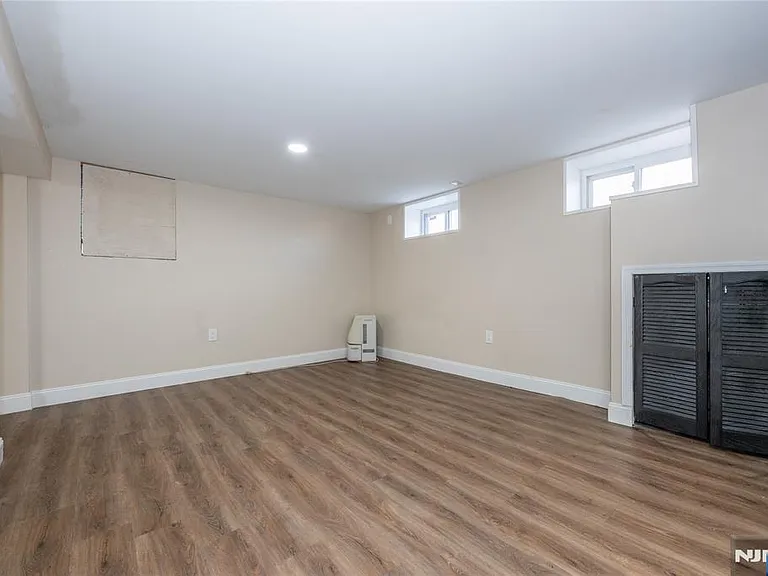 238 Van Ave — Photo 10