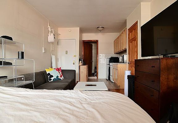 4th image of 148 Orchard St APT 13