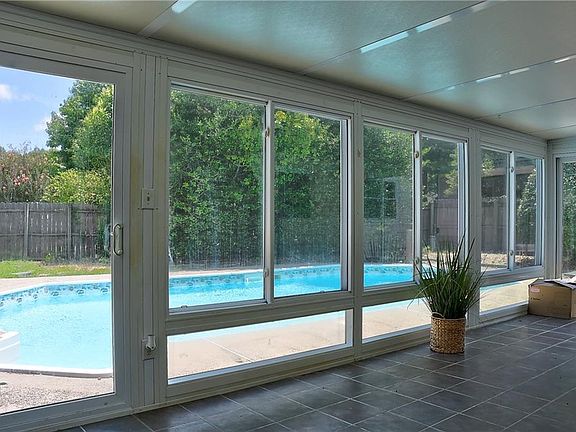 2nd image of 600 Sandy Springs Ln