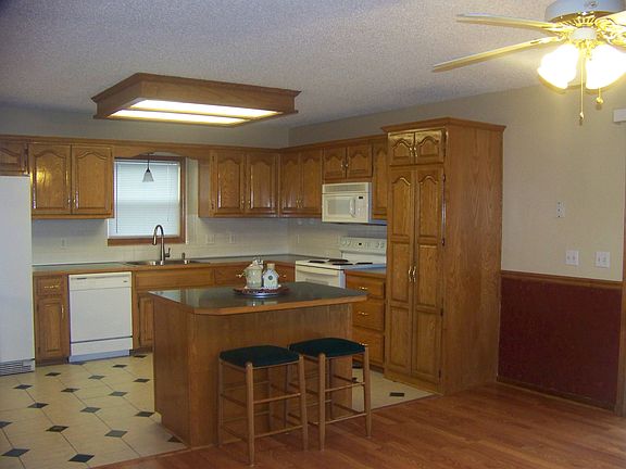 Cabinet & counter top space