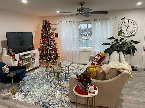 3rd image of 11 McCracken Cir