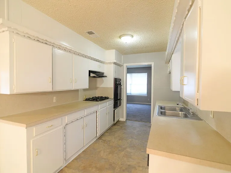 614 N Young Blvd — Photo 15