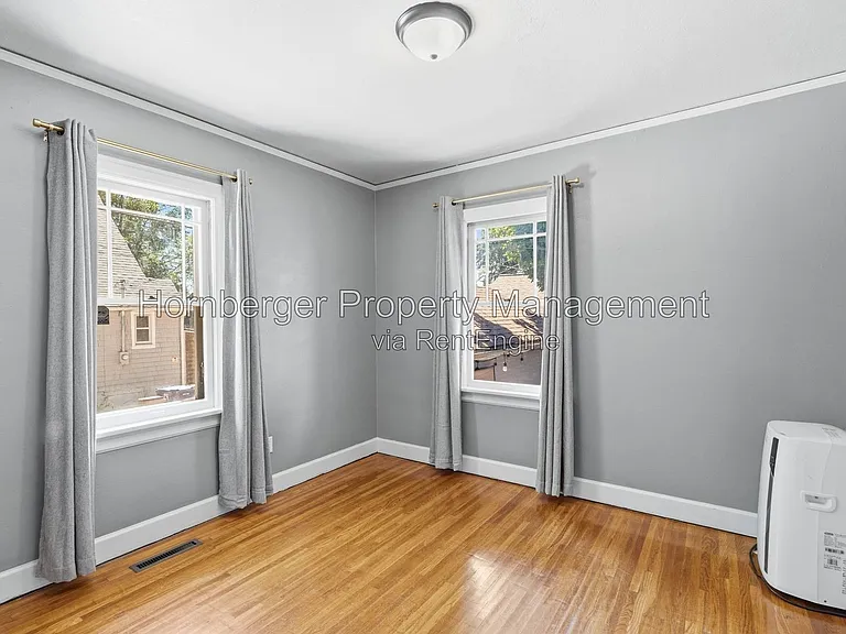 1210 S Maple St — Photo 11