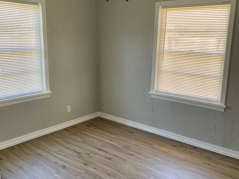 1323 NW Taft Ave — Photo 5