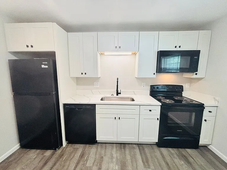 101 N Oak St #10 — Photo 8