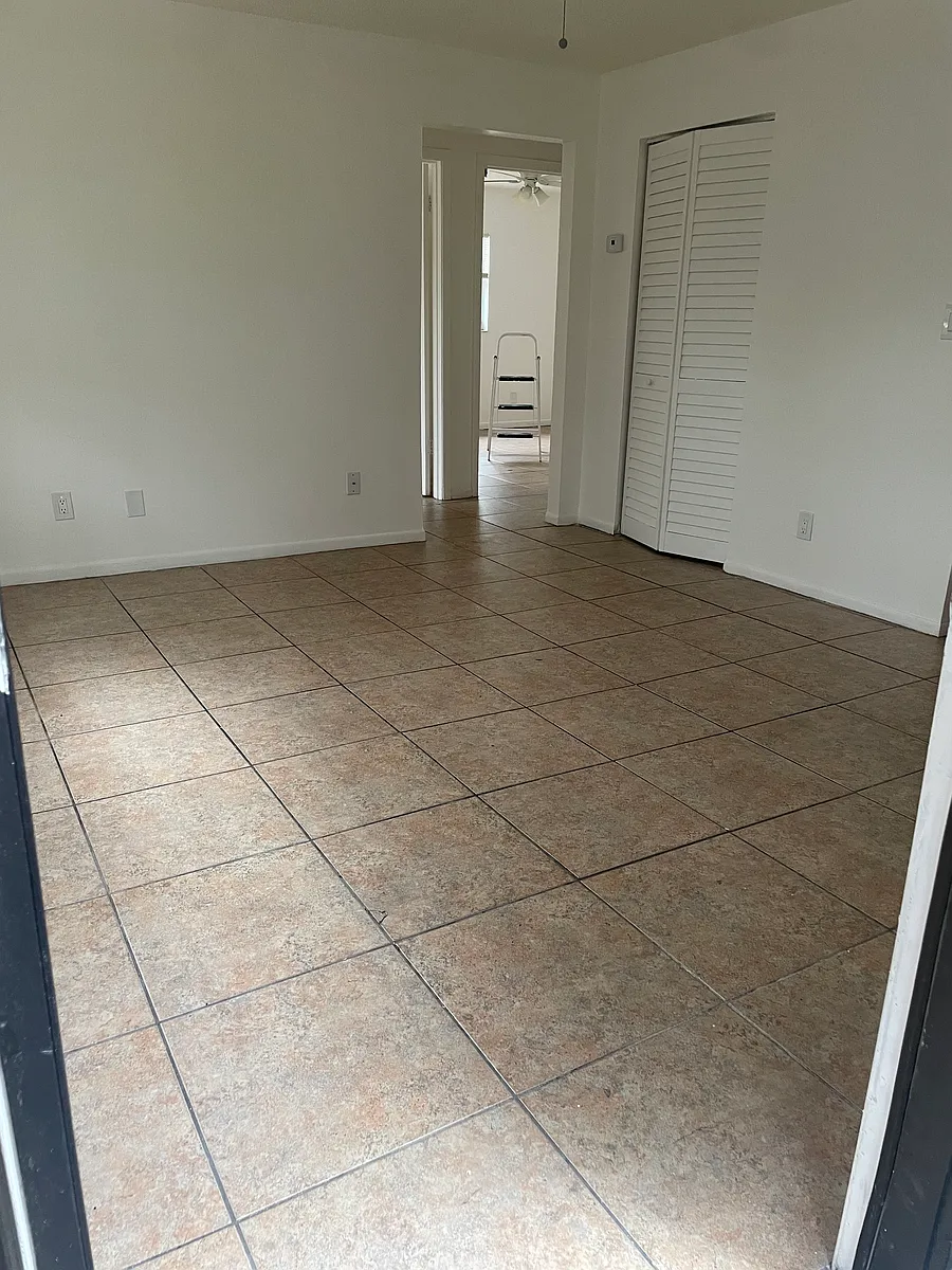 Building Photo - 1409 E Poinsettia Ave #B