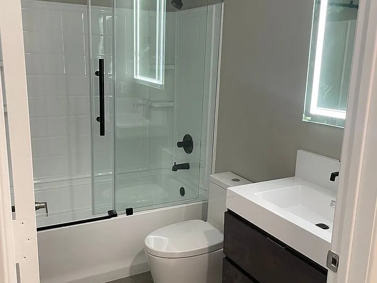 Hawthorne Regency Apartments — Photo 12