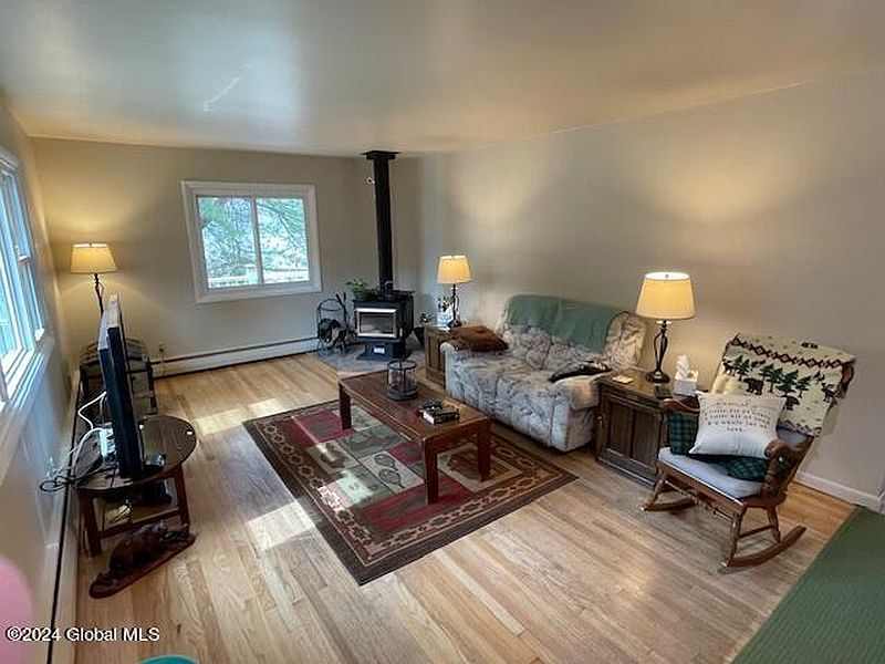 4th image of 33 Woodin Road