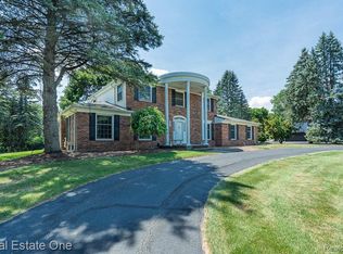 2633 New England Dr, Rochester Hills, MI 48309