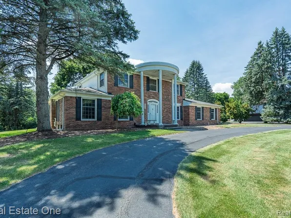 2633 New England Dr, Rochester Hills, MI 48309
