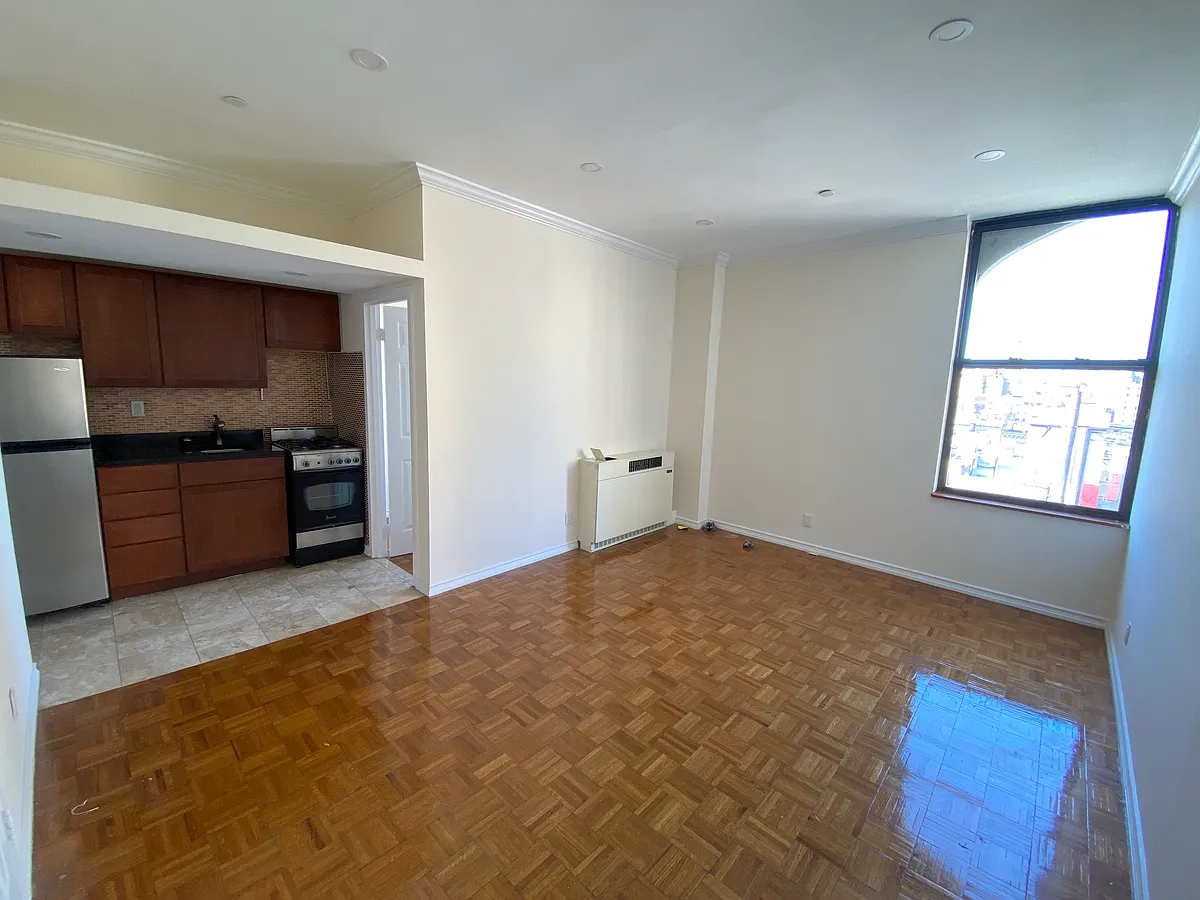 Building Photo - 304 W 92nd St #8K