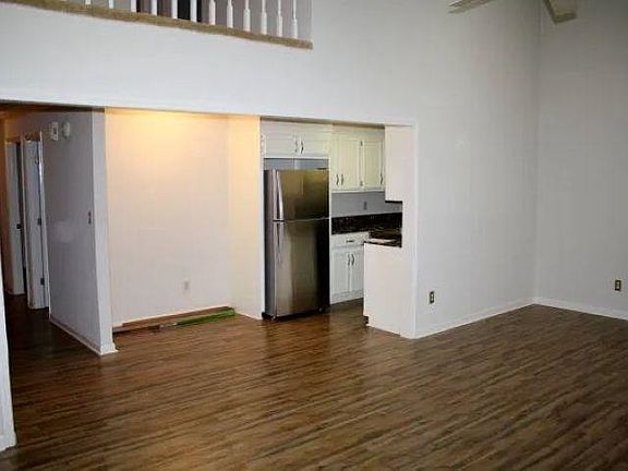 5th image of 271 Woodcastle Dr