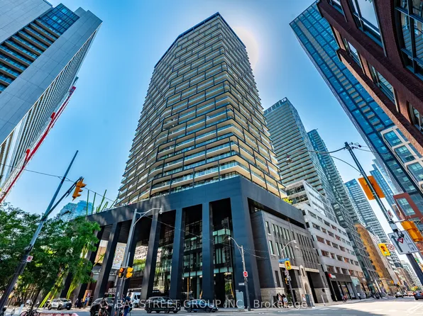 125 Peter St #1803, Toronto, ON M5V 0M2