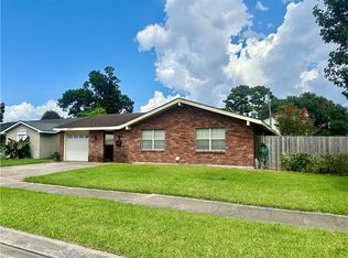 677 Fairlawn Dr, Gretna, LA 70056