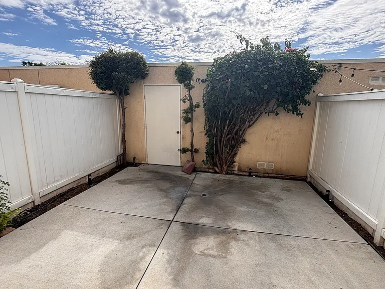 19223 Hamlin St — Photo 12