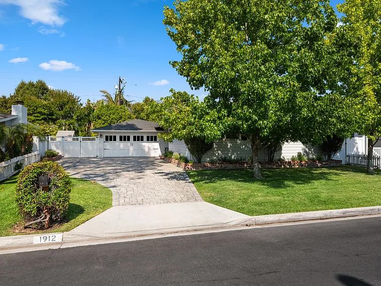 1912 Diana Ln — Photo 3