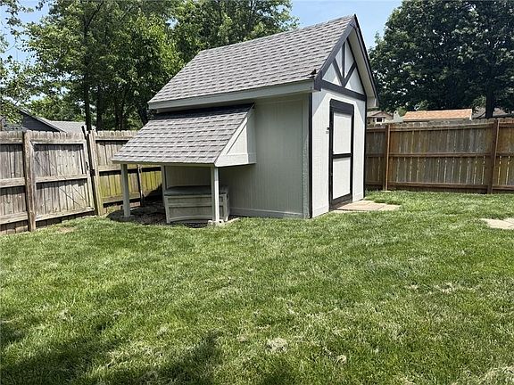 2nd image of 328 NE Greystone Dr