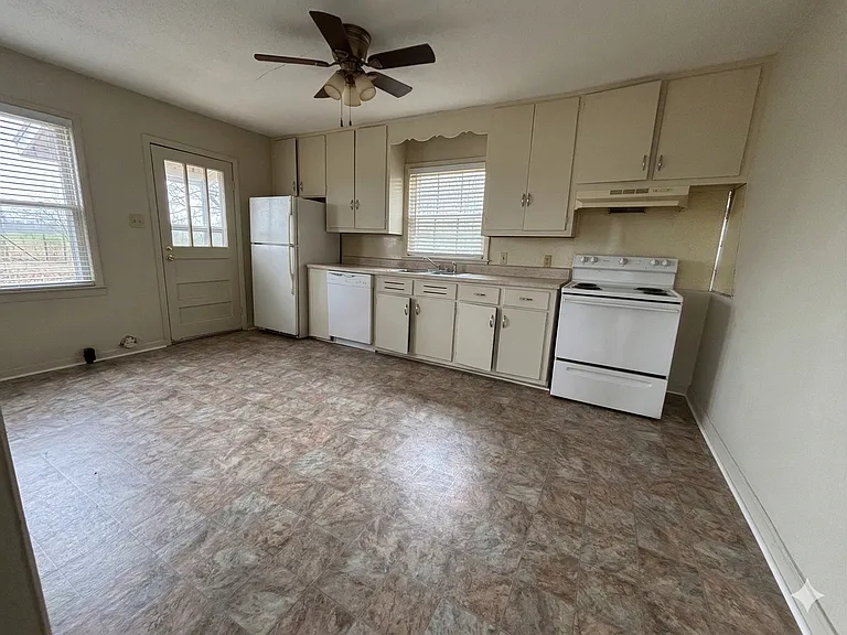 68 Monroe Ave — Photo 3
