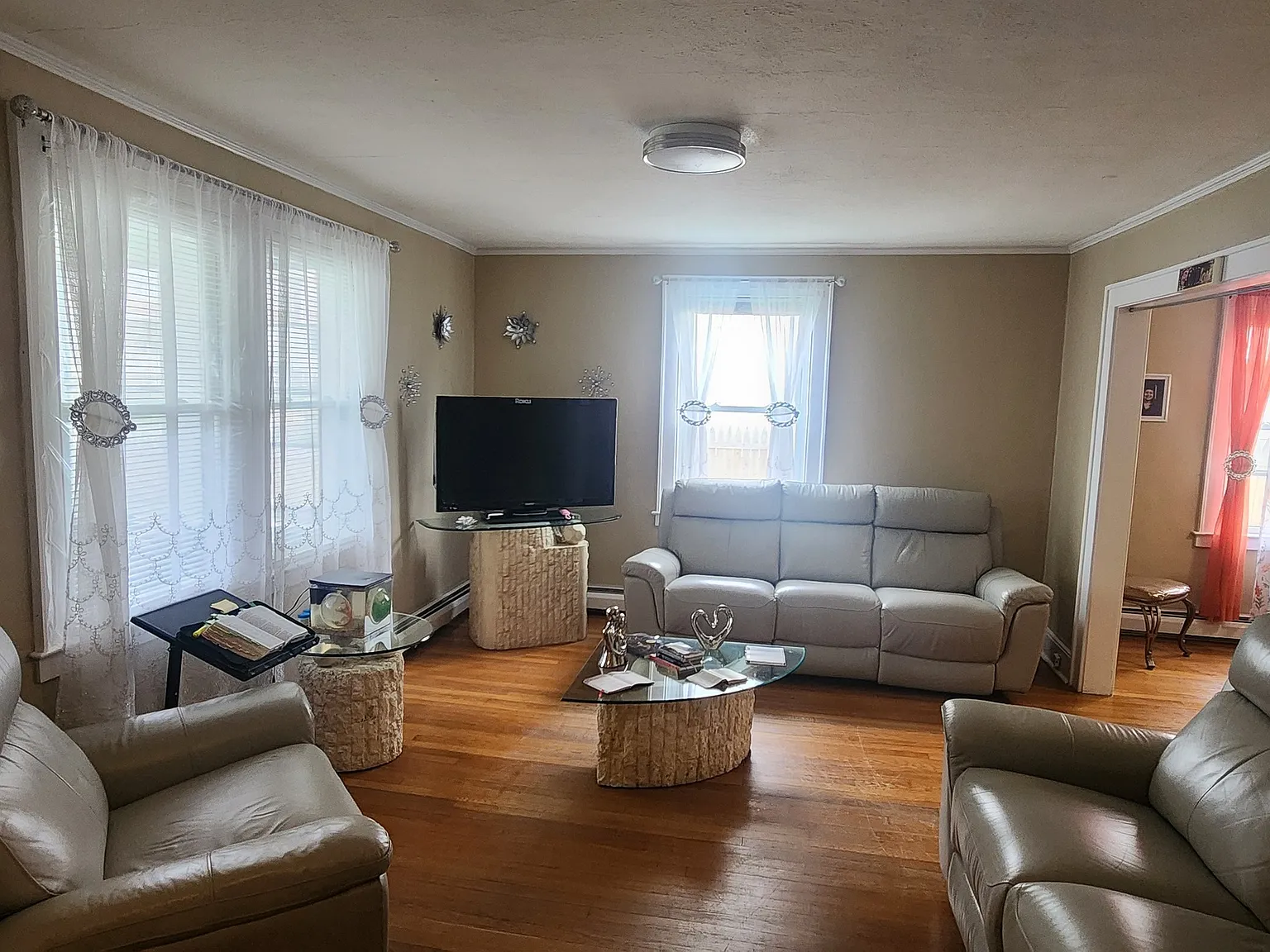 2 bed, 1.0 bath, 2767 sqft, $1,625 — Photo 4