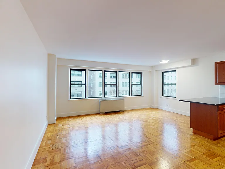 220 E 63rd St #4K — Photo 3