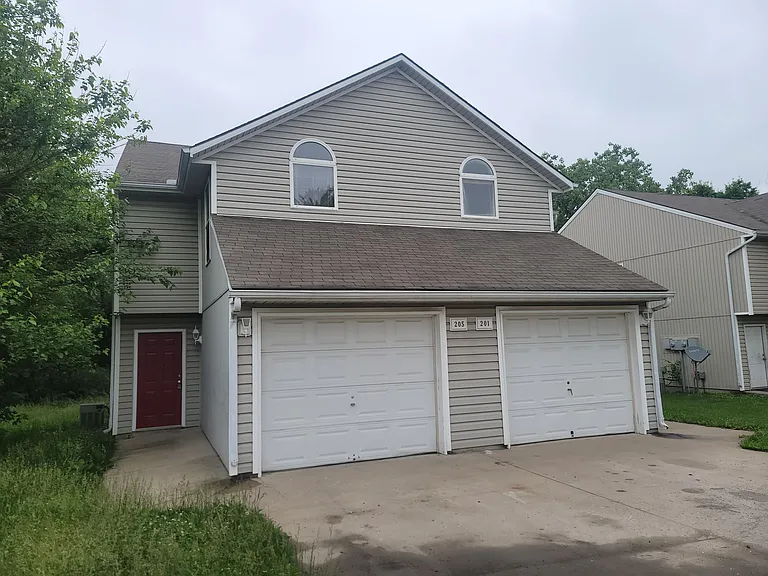205 SW South Ave — Photo 1