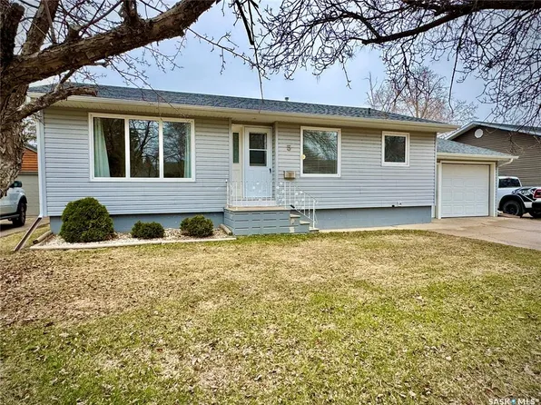 5 Crestwood CRESCENT, Yorkton, SK S3N 2P2