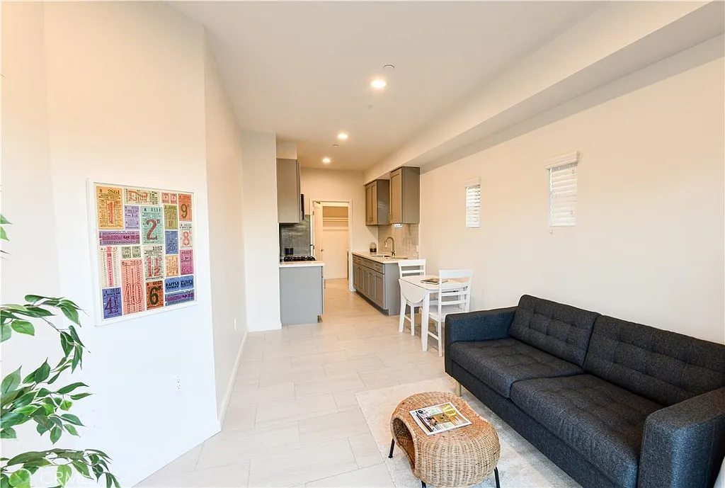 Studio, 250 sqft, $1,450 — Photo 4