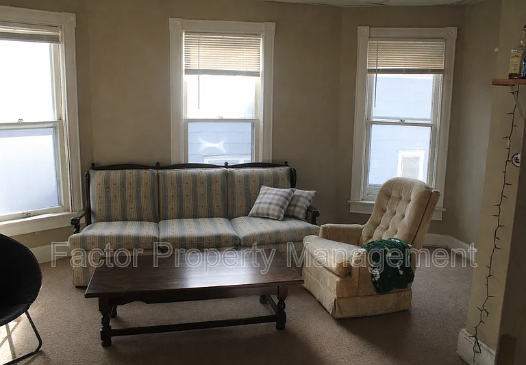 328 N 6th St #2 — Photo 6