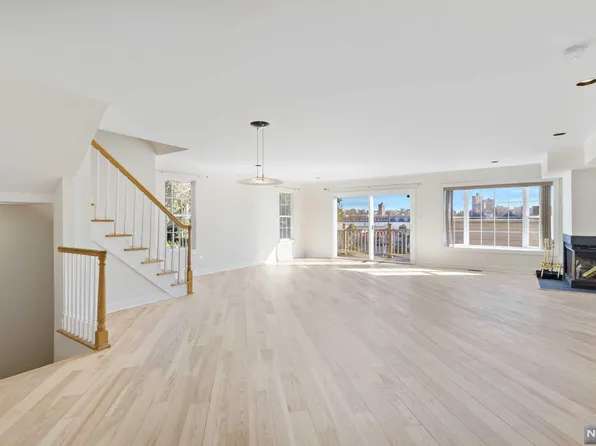 123 Panorama Dr #123, Edgewater, NJ 07020