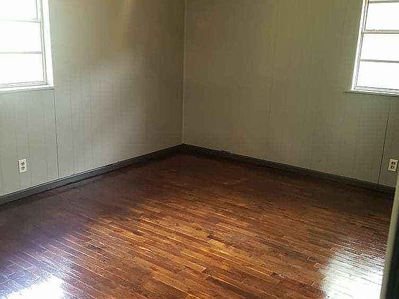 5th image of 4338 SE Adams Blvd