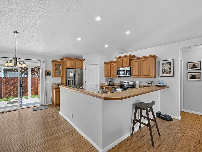 8106 W Penny Ln — Photo 2
