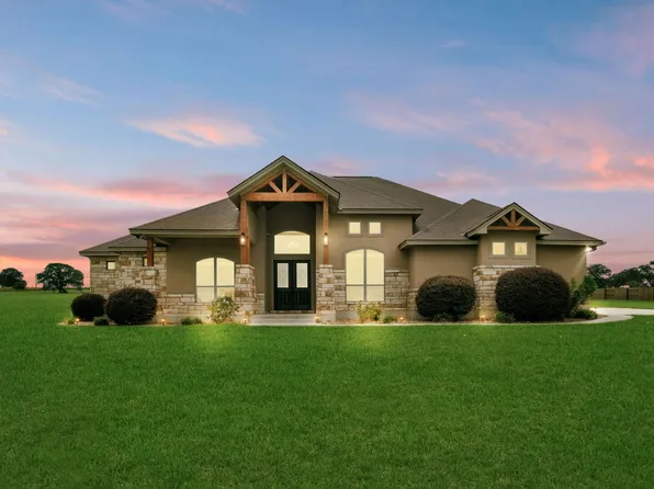 245 Triple R Dr., La Vernia, TX 78121