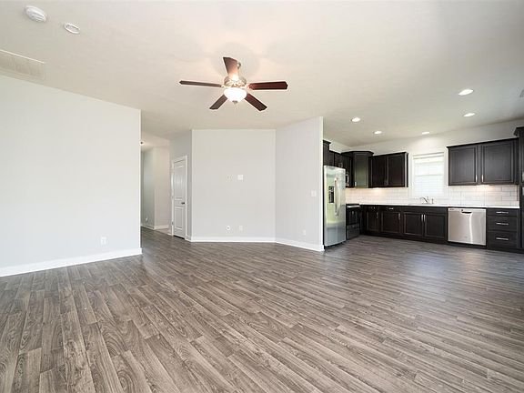 5th image of 2385 Ottawa Dr