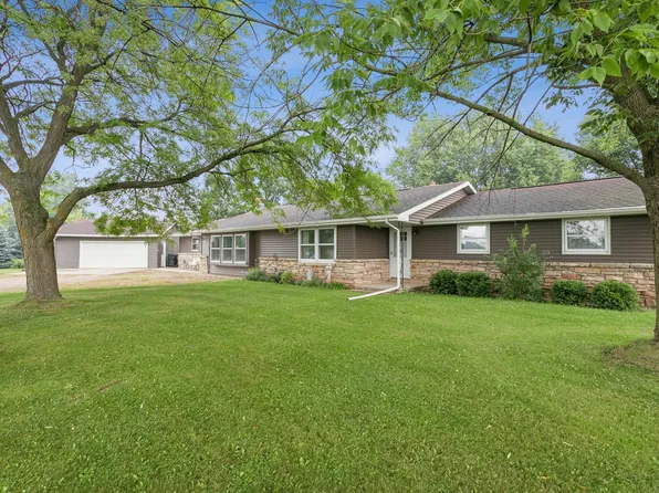 528 Round Lake Rd, Brillion, WI 54110