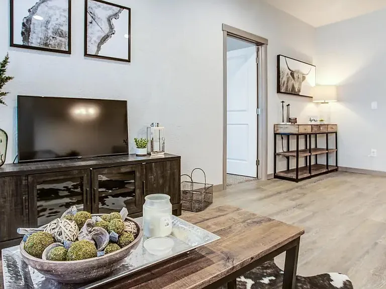 West Meadows Villas — Photo 9