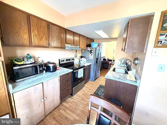 5th image of 6668 Ducketts Ln Unit 18-9